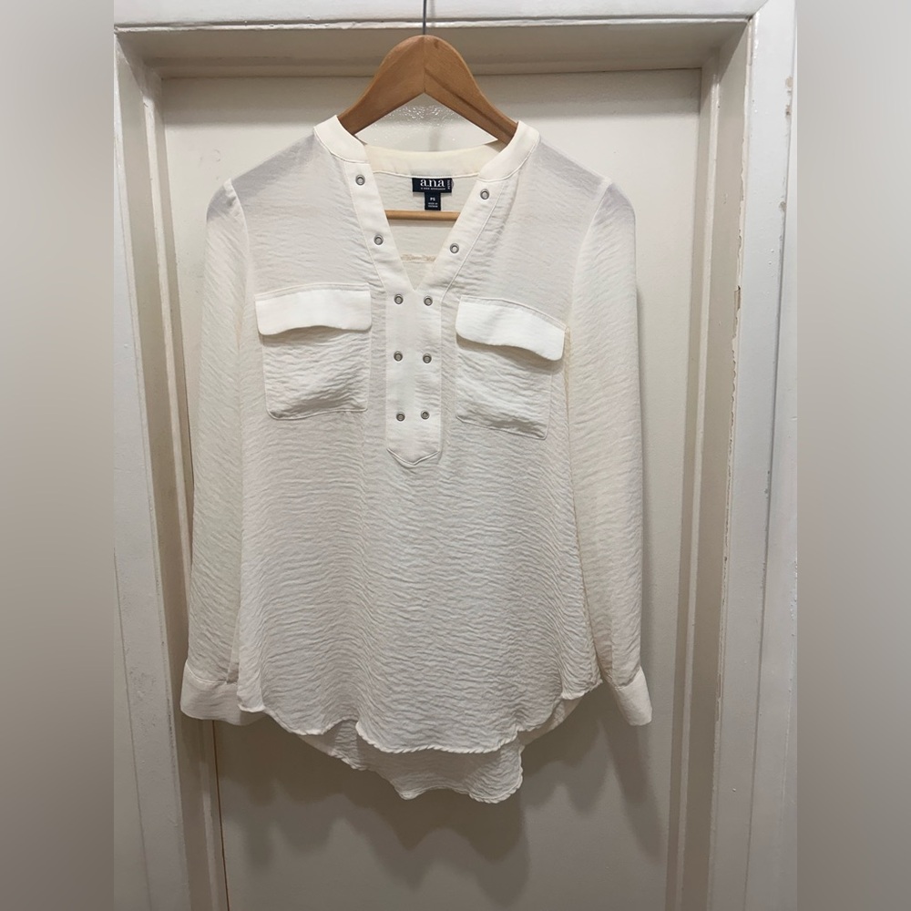 a.n.a Women’s White Textured Long Sleeve Blouse V-Neck Button Front Petite S Y2K